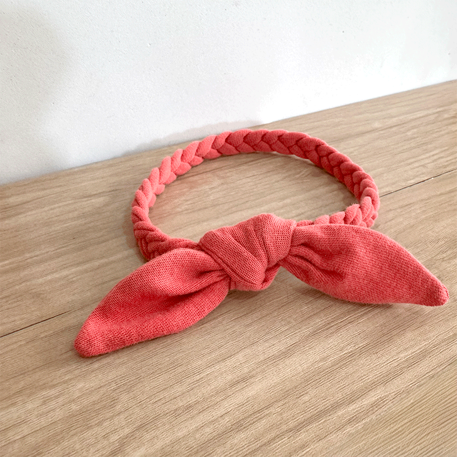 Collar trenzado con moño