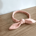 Collar trenzado con moño