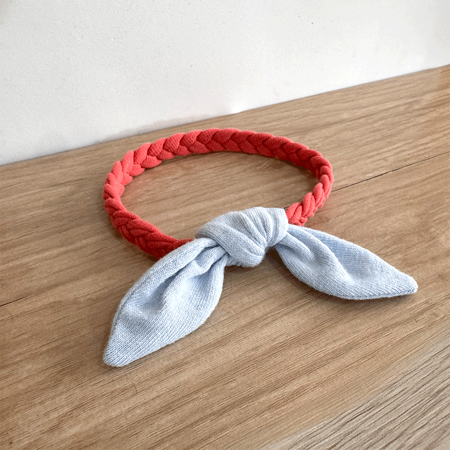 Collar trenzado con moño