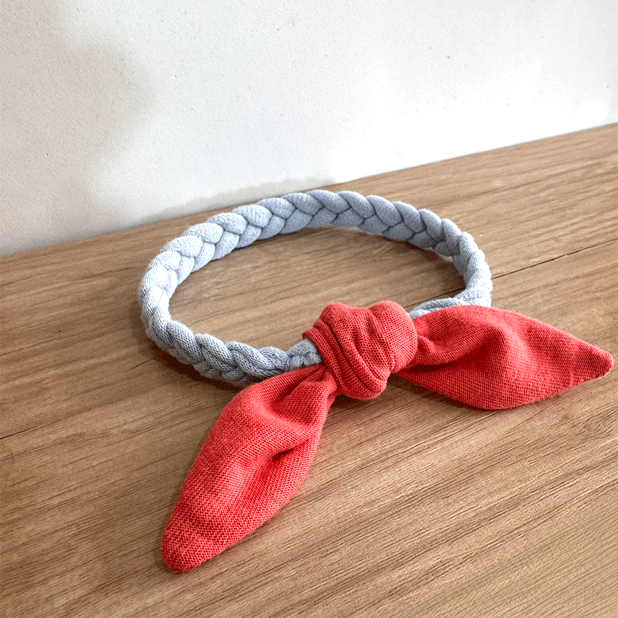 Collar trenzado con moño