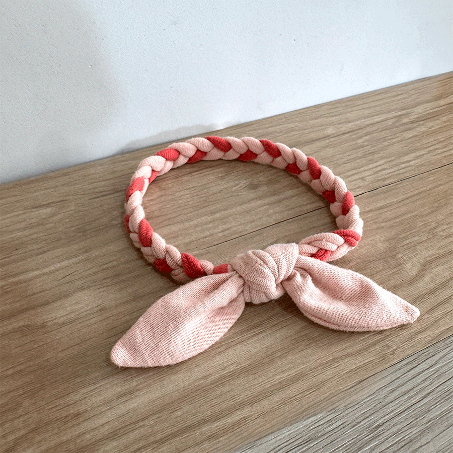 Collar trenzado con moño